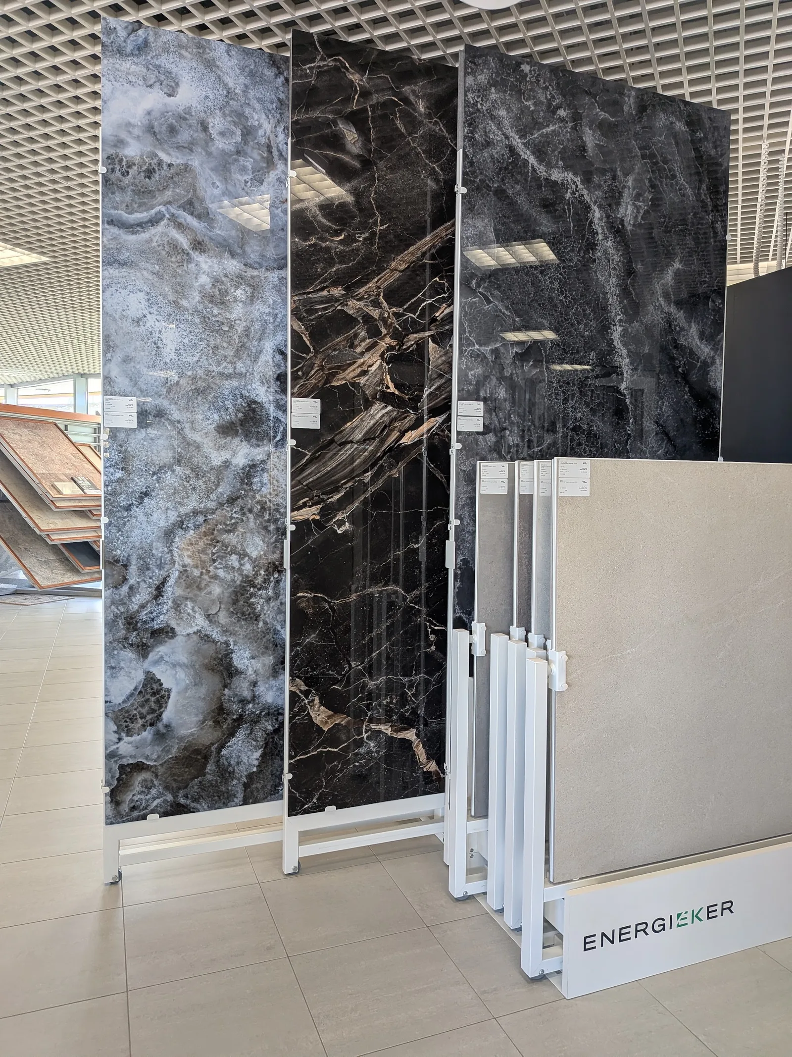 Großformatige Platten in Marmoroptik, aufgestellt im Schauraum